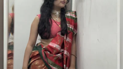 Desi bhabhi ke room mein aate hi unki chut mein land daal diya Desi bhabhi sex video
