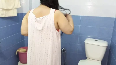 GORGEOUS BBW DESI SEXY CHUBBY BHABHI NETU NUDE BATHING WITH HOT WATER SHOWER