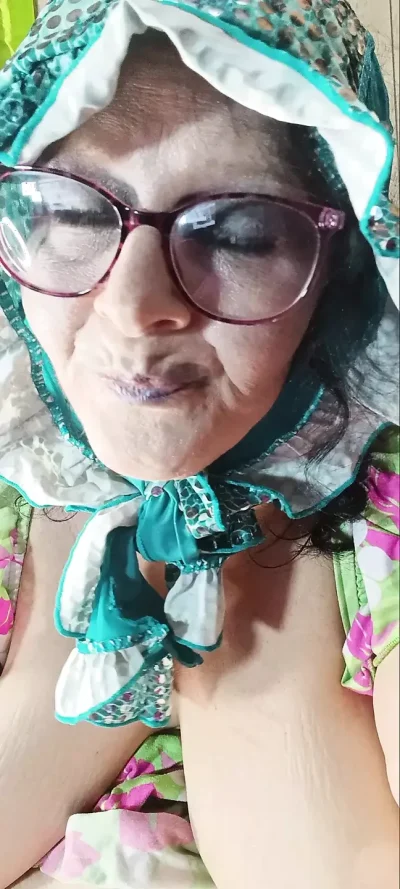 My stepsister arrives very late after a party and arrives super horny to try my big cock.