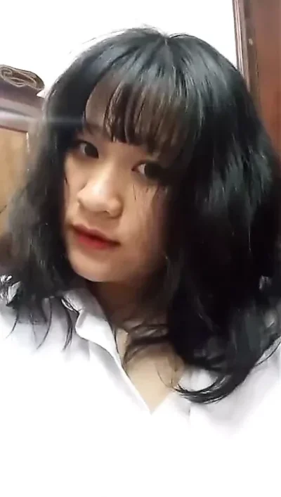 18 year old girl showing her cunt